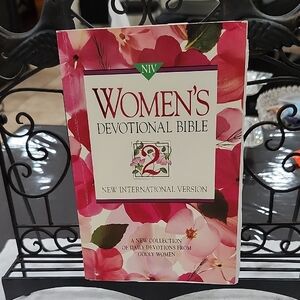 NIV WOMEN'S DEVOTIONAL BIBLE 2